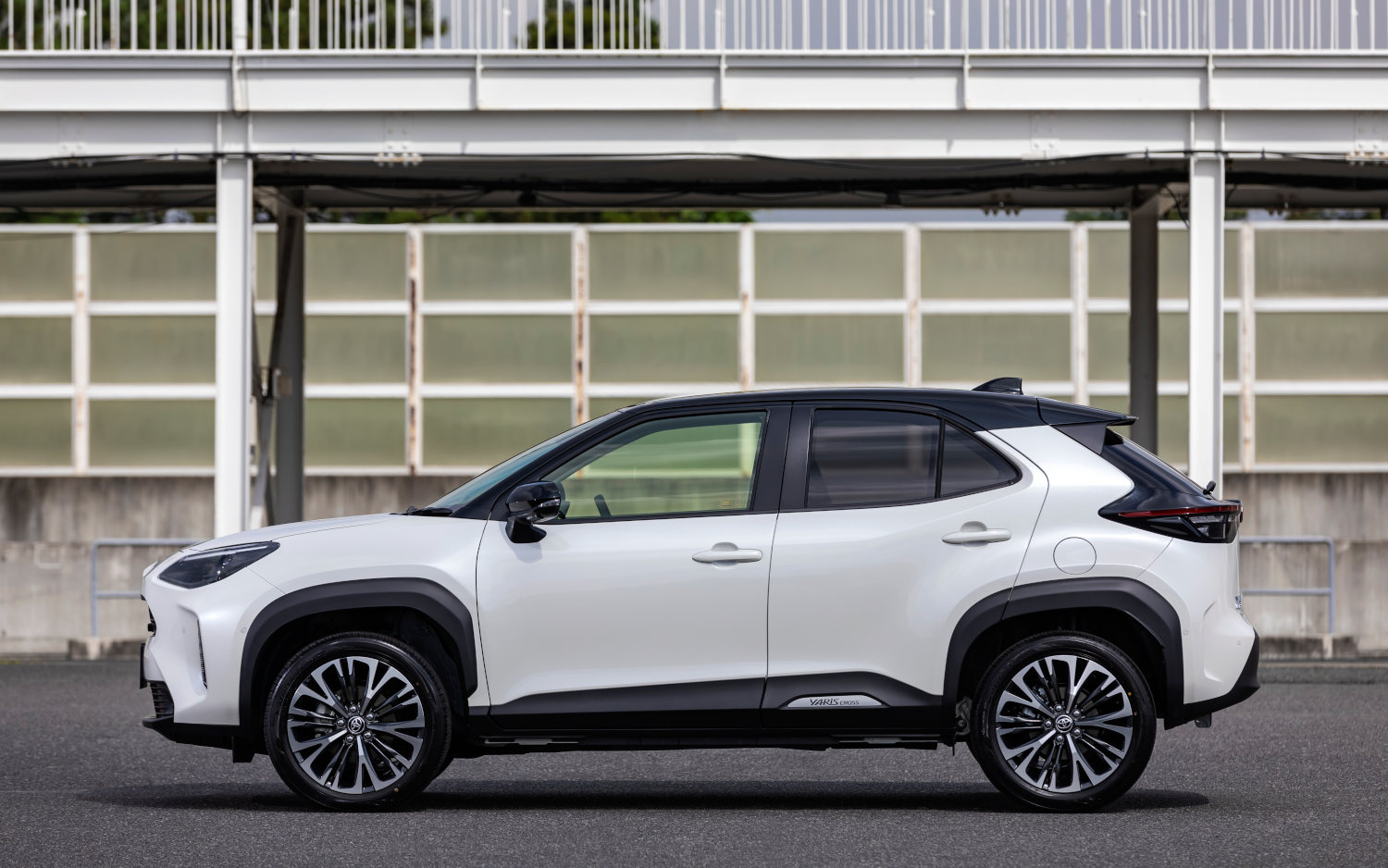 toyota-yaris-cross-hybrid-2021-suv-drive